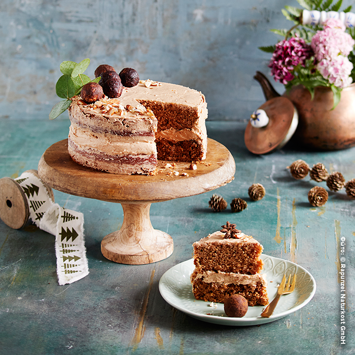 Γιορτινό κέικ με κρέμα αμυγδάλου και τρούφες χαρουπιού