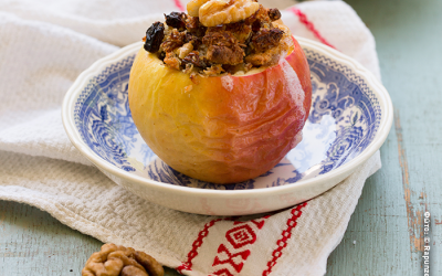 Μήλα ψημένα με ξηρούς καρπούς και αποξηραμένα φρούτα